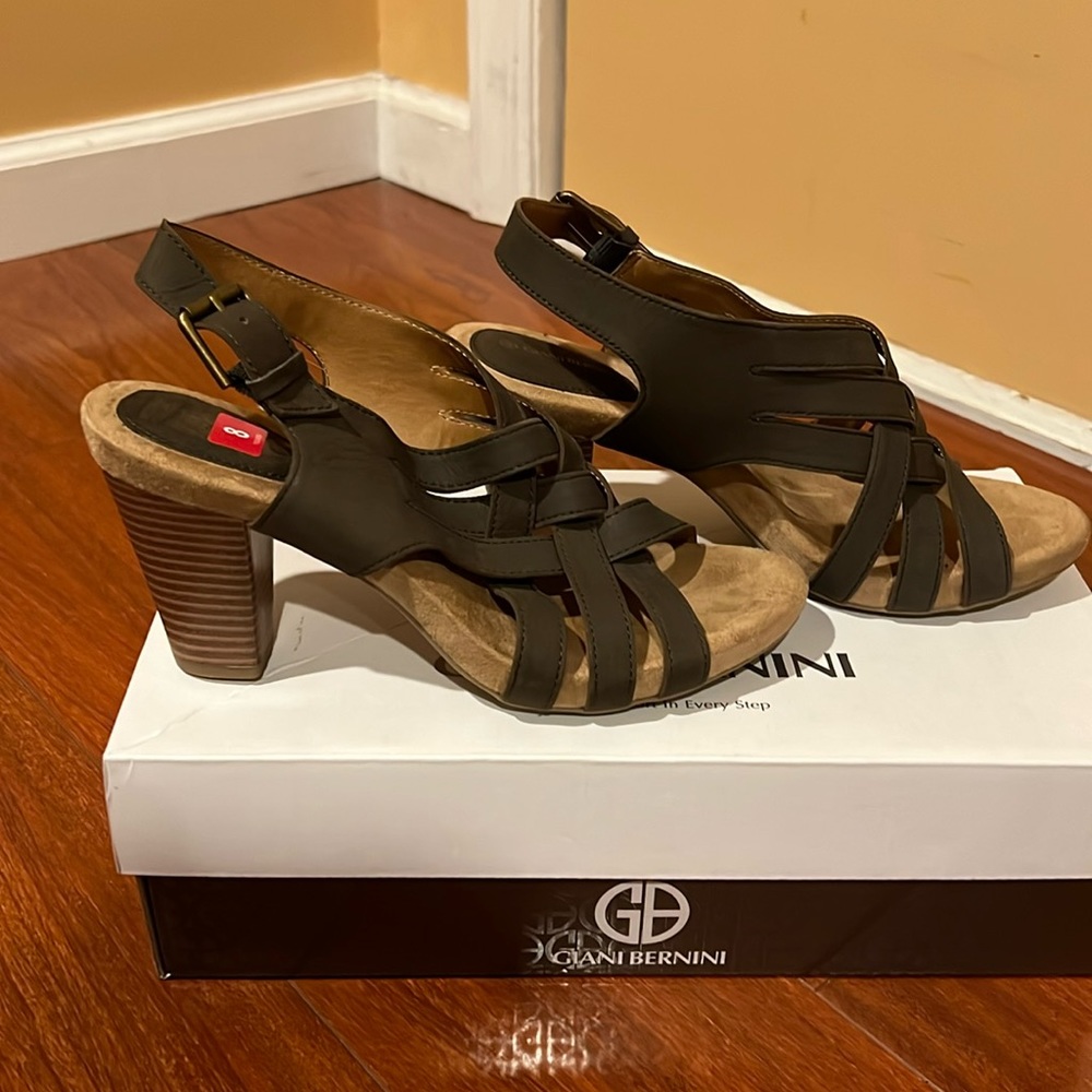 Giani Bernini Justyne Cross Sandals, Army Green size 8